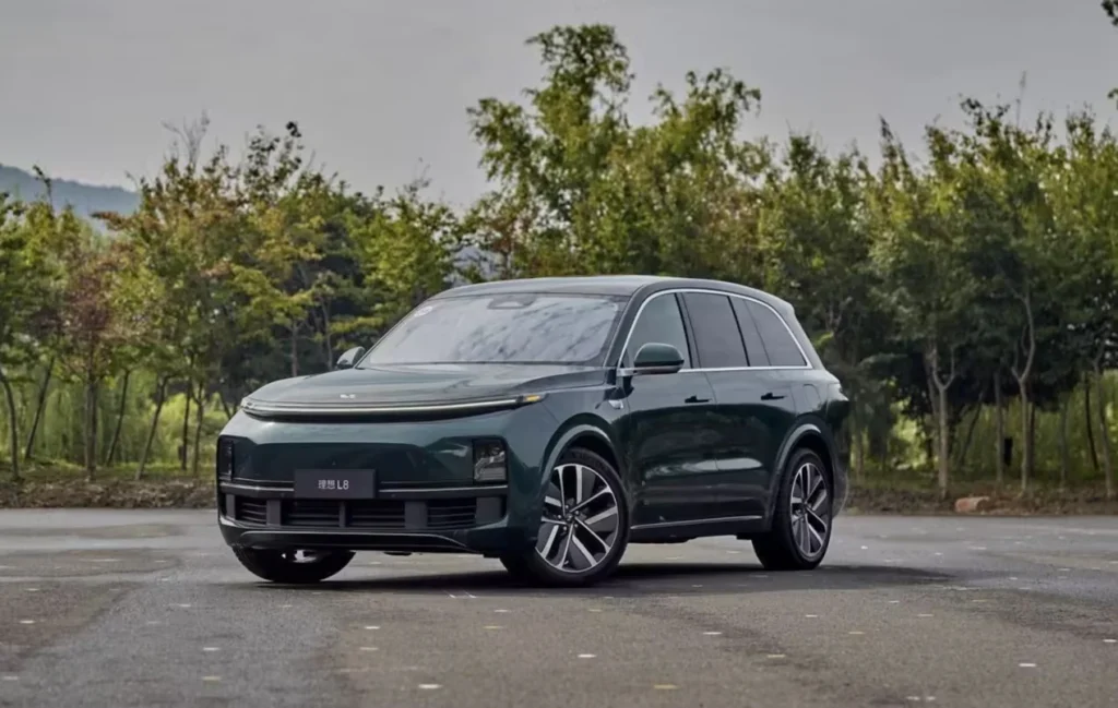 Li Auto L8 extended-range family SUV parked outdoors