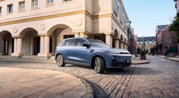 Leapmotor B10 electric SUV parked in a modern city square