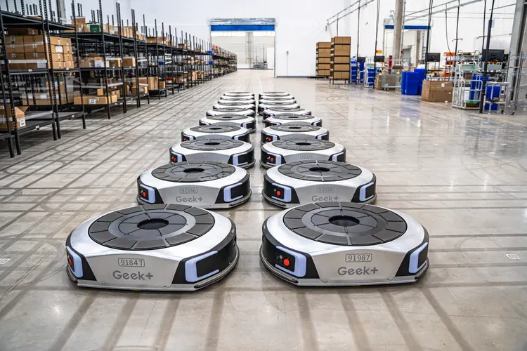 Geek+ warehouse robots lined up in a fulfillment center