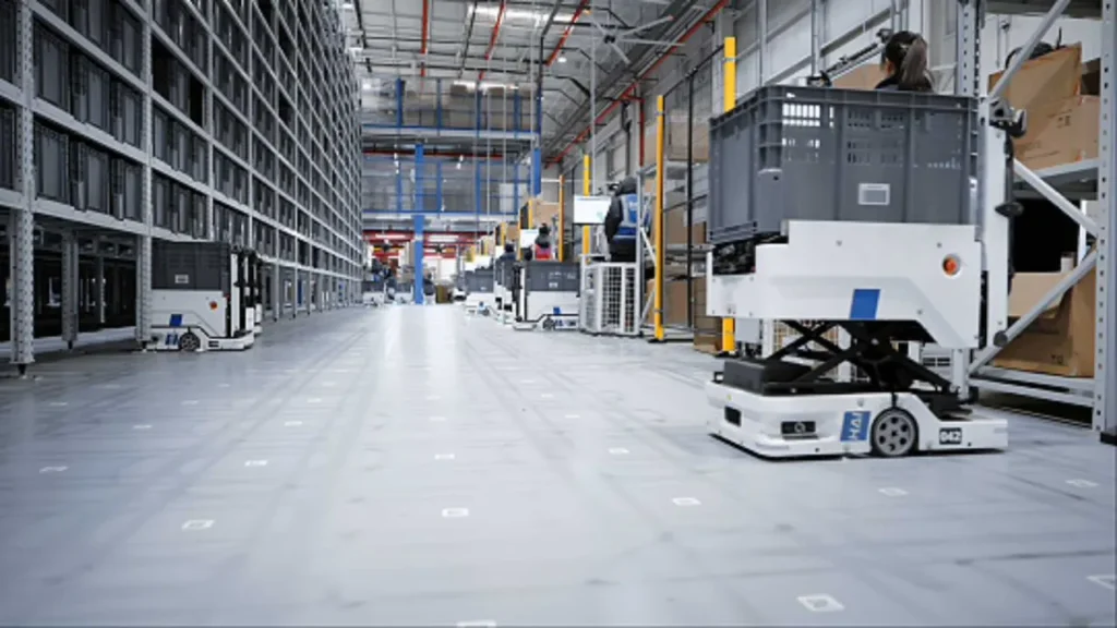 Goods-to-person robot carrying a bin in warehouse aisles