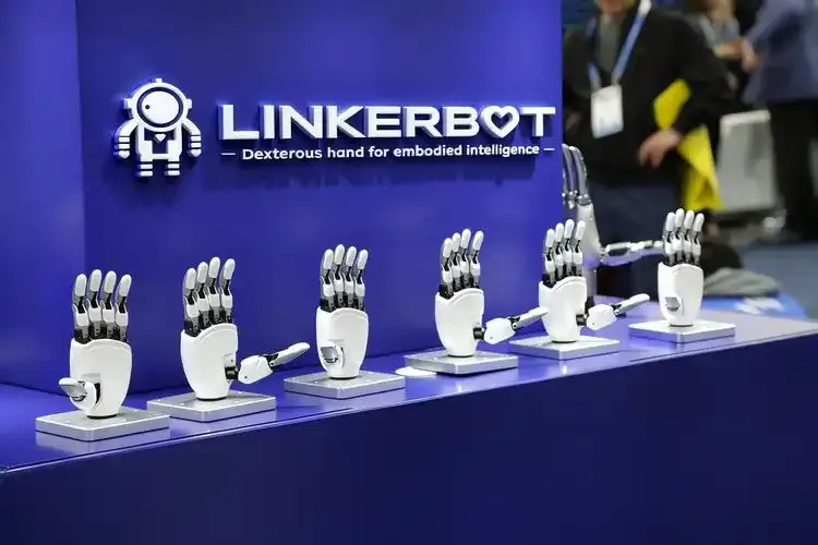 Dexterous robot hands displayed at Linkerbot booth