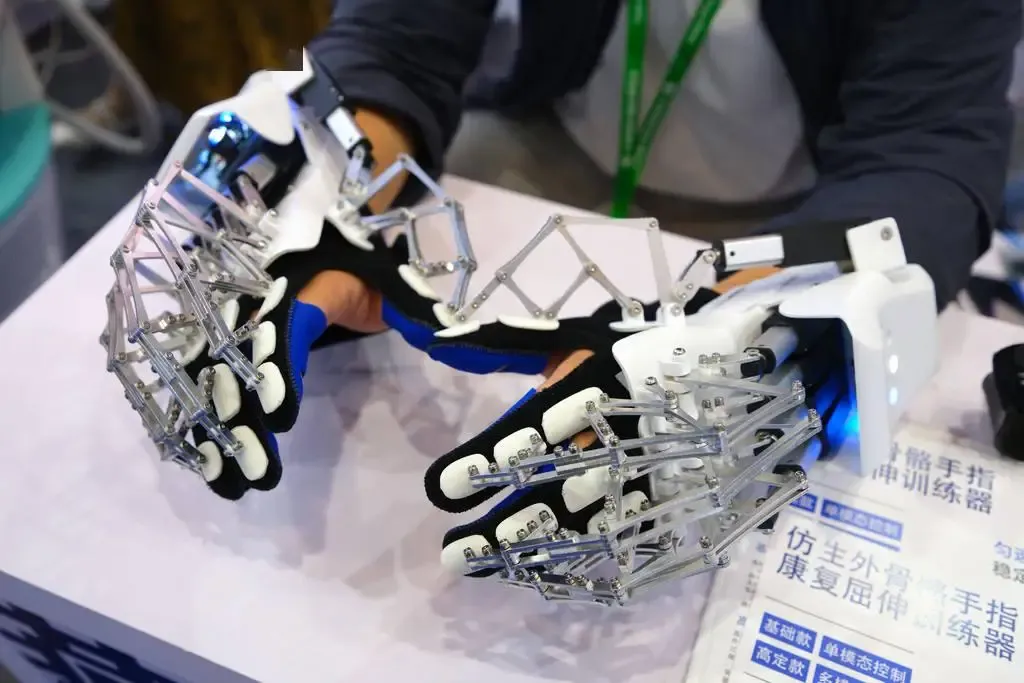 Robotic rehabilitation gloves with mechanical finger support