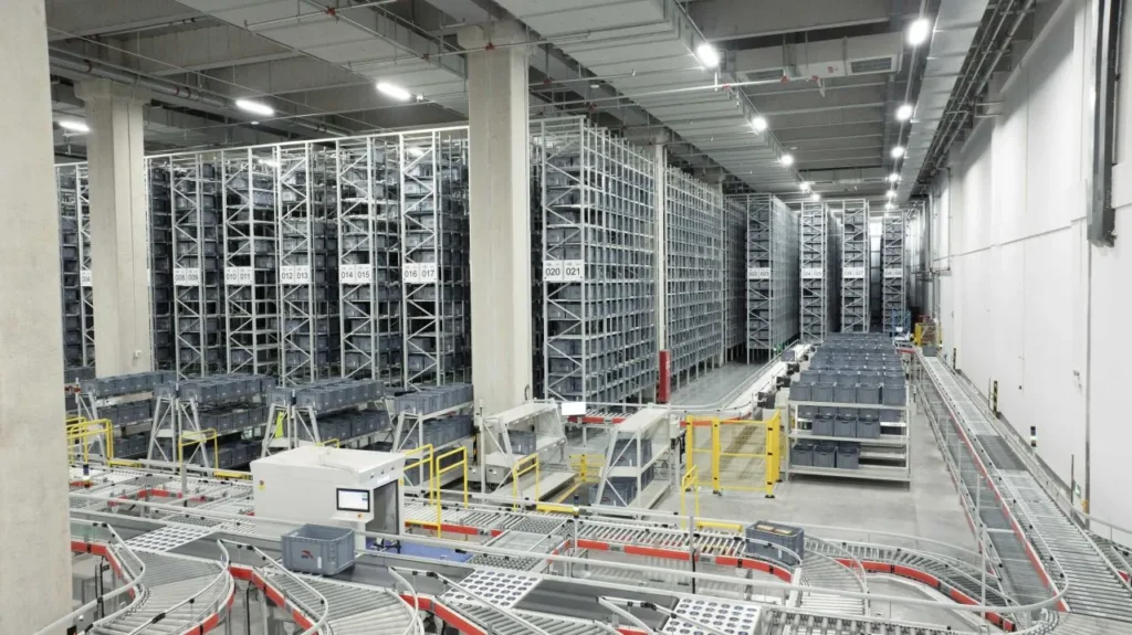 Automated warehouse with conveyors and storage racks