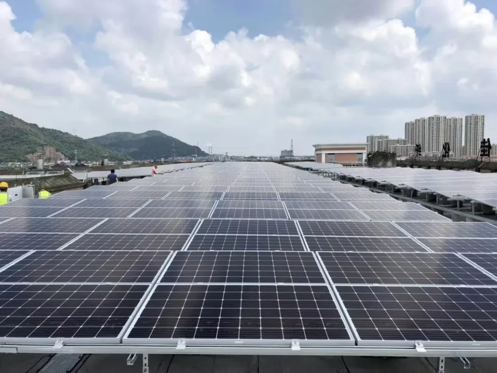 Wide rooftop solar panel system on a commercial building