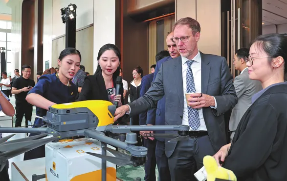 People viewing a Keeta delivery drone